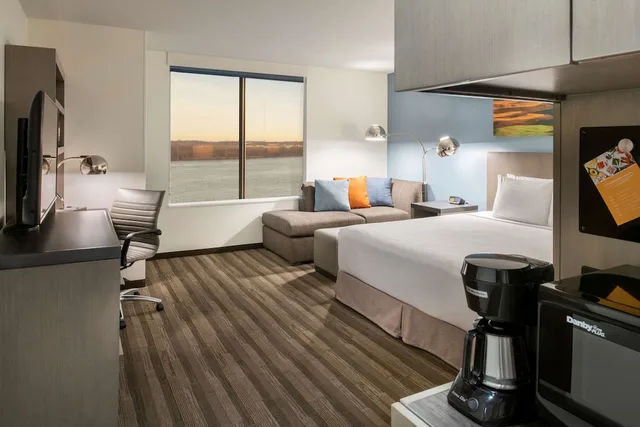 غرفة بسرير كينج بإطلالة على النهر، Hyatt House East Moline/Quad Cities 8/12
