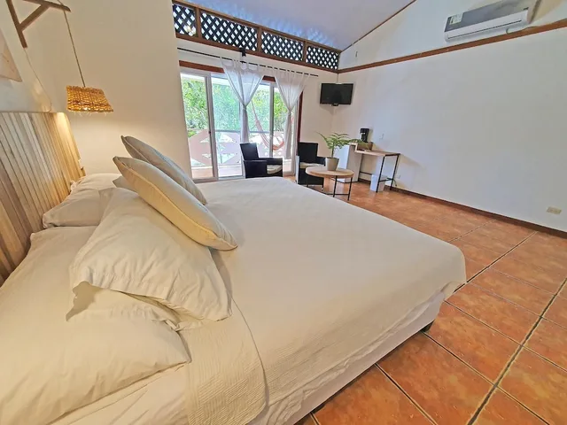 جناح عائلي بسرير كينج وسريرين مزدوجين بإطلالة على البحر، Cariblue Beach Jungle Resort 9/10