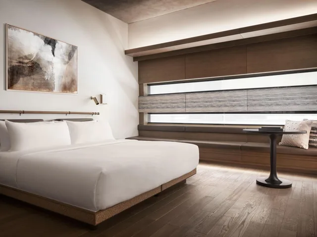 Atrium King Bed، Hotel KVL 1/3