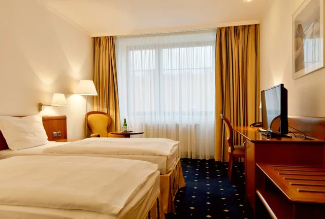 غرفة بسرير مزدوج أو سريرين منفصلين، Coronet Hotel 2/10