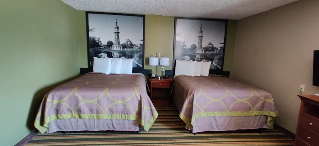 غرفة قياسية بسريرين كوين للمدخنين، Super 8 By Wyndham Champaign 6/10