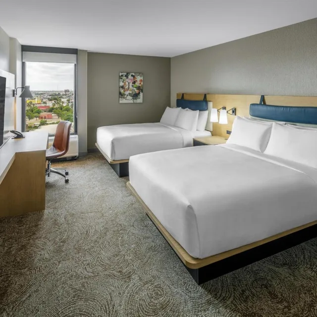 غرفة بسرير كينج وسريرين كوين، DoubleTree by Hilton Laredo 2/3