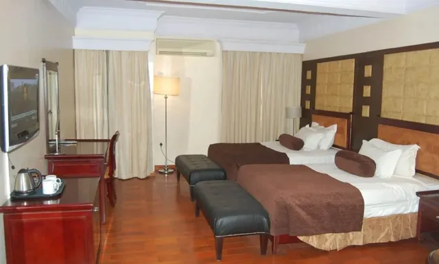 غرفة ديلوكس بسريرين منفصلين بإطلالة على المدينة، Golden Tulip Owu Crown Ibadan 2/3