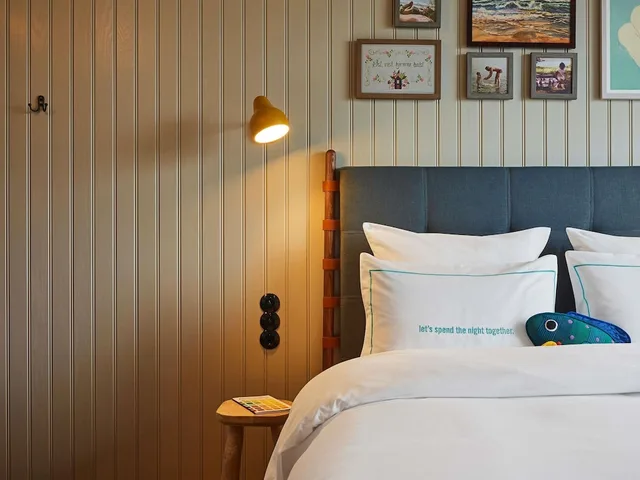 Room, King Bed, Private Garden, Large، 25hours Hotel Copenhagen Paper Island 3/6