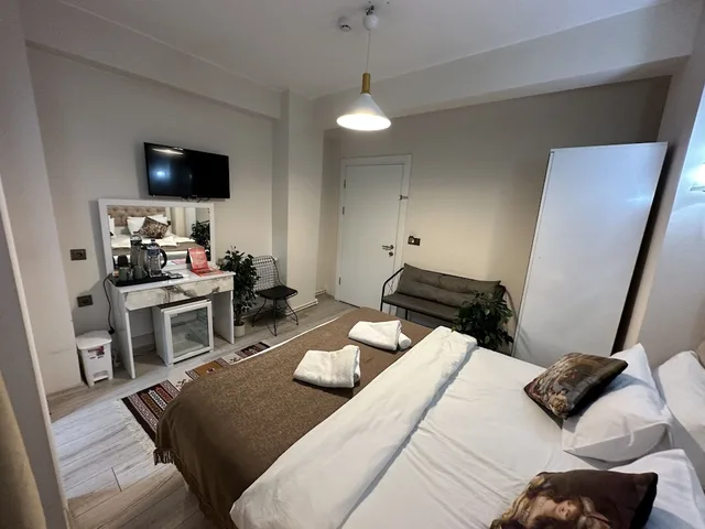 Economy, Single, Queen Bed, Galapera Hotel 2/4