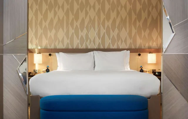 جناح تنفيذي بسرير كينج مع دخول الصالة، Hilton London Heathrow Airport 2/4