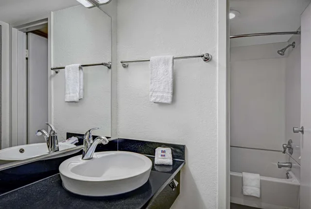 غرفة بسريرين كوين، Motel6 Tallahassee, FL - Downtown 3/3