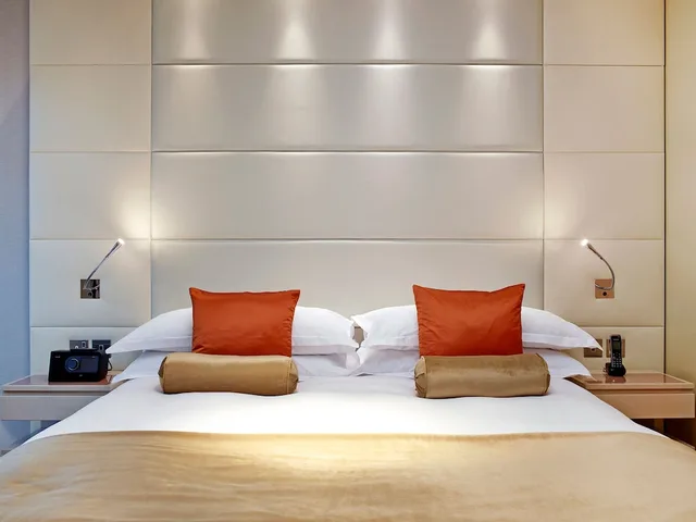 3 Bedrooms, Deluxe, Apartment, Twin Beds, 2 King Beds, Tower View، Cheval Three Quays 1/2
