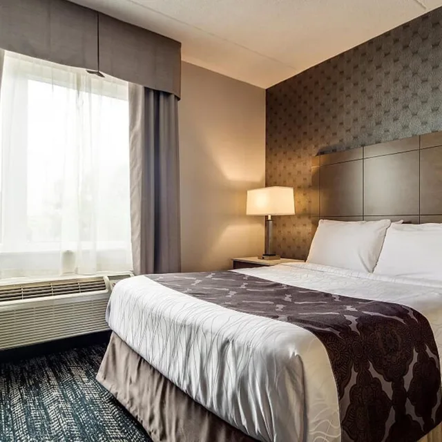 جناح بسرير كينج وسرير كوين بحوض جاكوزي، Monte Carlo Inn Brampton Suites 4/10