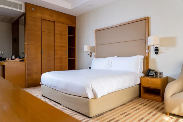 غرفة بسرير كينج بشرفة لذوي الإعاقة، Crowne Plaza Sohar 9/10