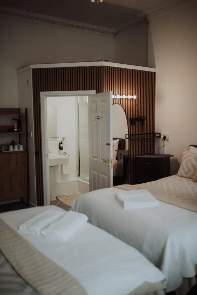 Superior, Family, Twin Beds, 2 Queen Beds, 16 PILRIG GUEST HOUSE 2/2
