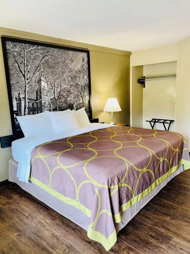 غرفة بسرير كينج لذوي الإعاقة، Super 8 by Wyndham Danville 1/10