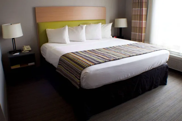 جناح بسرير كينج بحوض جاكوزي لذوي الإعاقة، Country Inn & Suites by Radisson, Appleton Airport - Fox River Mall Area 3/3