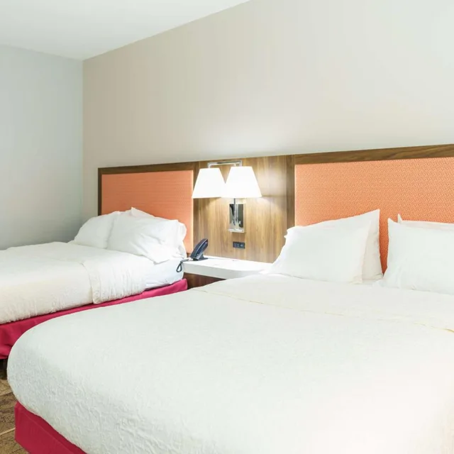 غرفة بسرير كينج وسريرين كوين، Hampton Inn Garden City, KS 5/10