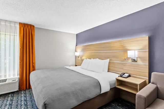 جناح بسرير كينج بجاكوزي، Quality Inn Rochester South 4/8