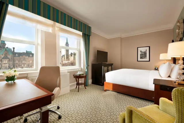 غرفة بسرير كينج وسرير كوين بإطلالة، Fairmont Chateau Laurier 2/4