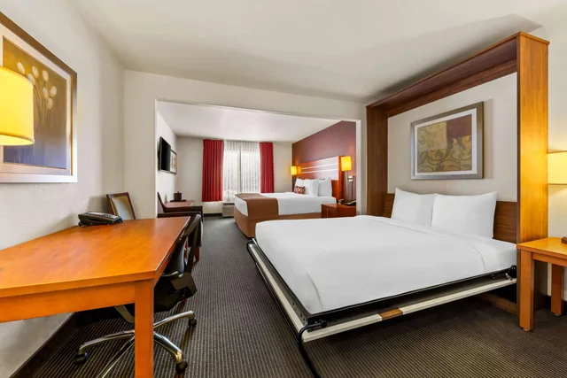 غرفة بسرير كينج، Wingate by Wyndham Calgary 3/3
