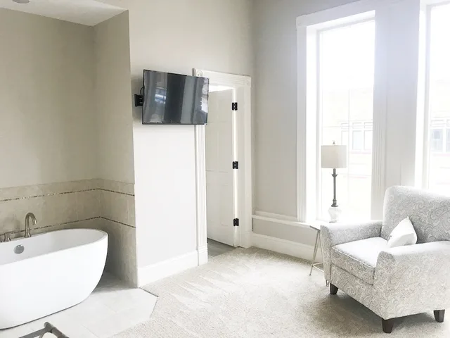 Symphony, Suite, King Bed, Sofa، Inn On Central 1/1