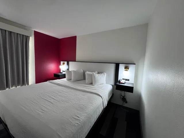 استوديو بسرير كينج مع أريكة، Ramada by Wyndham Sparta/At Speedway 1/3
