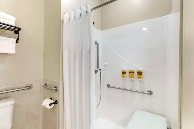 جناح بسريرين كوين مع أريكة بحوض جاكوزي بمطبخ، Best Western Plus Dutch Haus Inn And Suites 3/3