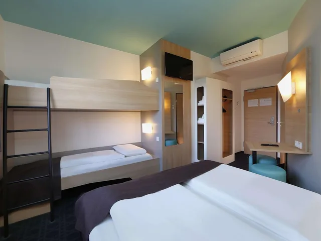 غرفة رباعية بسرير كوين وسرير بطابقين، B&B HOTEL Potsdam 3/7