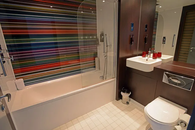 غرفة عائلية بسرير كينج مع سرير إضافي، Village Hotel London Watford 2/2
