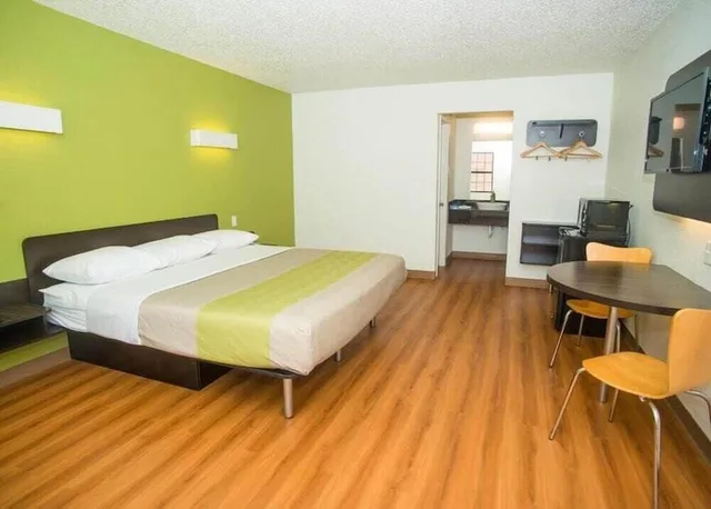 غرفة ديلوكس بسرير كينج بمطبخ صغير للمدخنين، Motel6 Palestine, TX 1/7