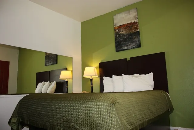 غرفة قياسية بسرير كينج، Express Inn 2/4