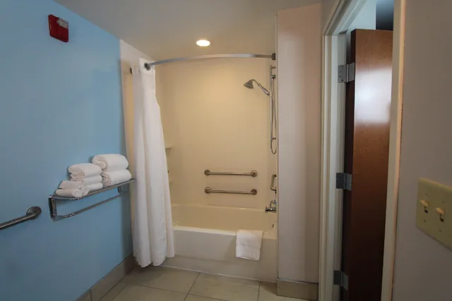 جناح بسرير كينج لذوي الإعاقة، Holiday Inn Express Hotel And Suites Charleston North 2/2
