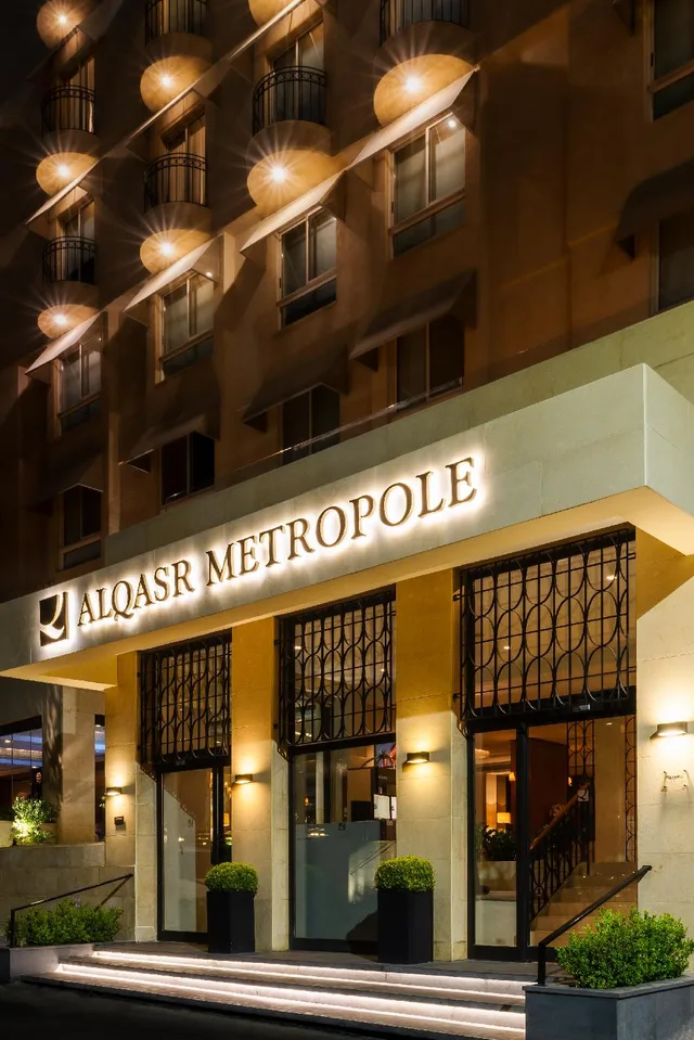 غرفة بسرير كينج وسرير كوين، AlQasr Metropole Hotel 1/1