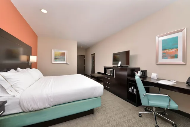 Standard, King Bed, Holiday Inn Express And Suites Austin South 4/8
