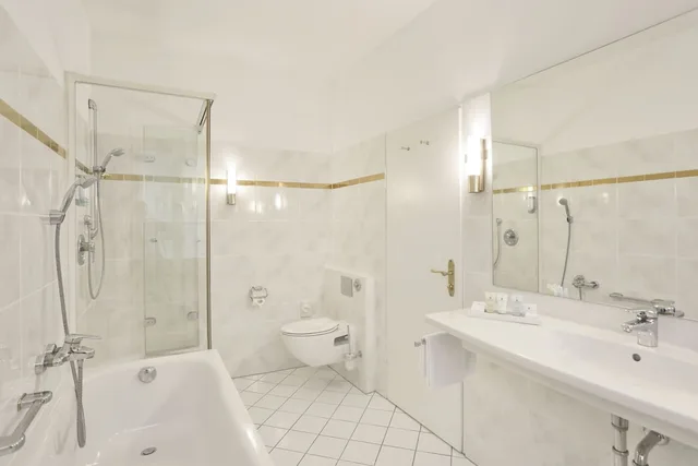 Room, Double Bed, Street View، Reutemann And Seegarten 6/6