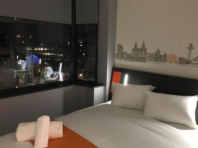 غرفة قياسية بسرير كينج، easyHotel Liverpool City Centre 1/1