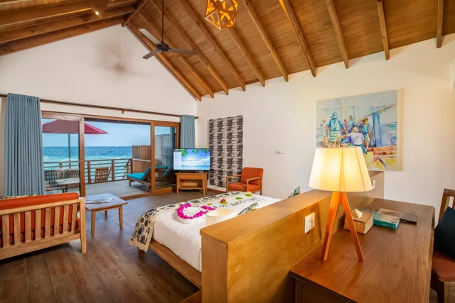Water Villa, King Bed, Sunset View, Sofa، Reethi Faru Resort 1/5