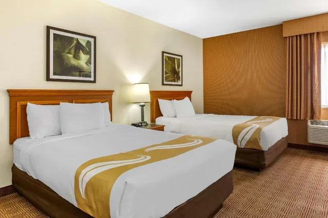 غرفة بسريرين مزدوجين، Quality Inn & Suites Raleigh Durham Airport 1/3