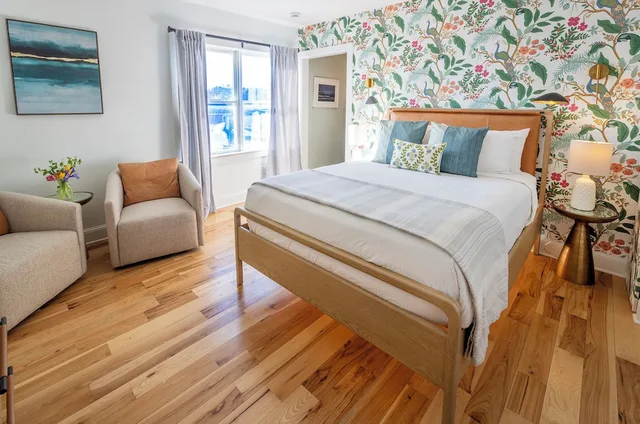 غرفة كلاسيكية بسرير كوين بإطلالة على المرفأ، The Breakwater Inn and Spa 2/5
