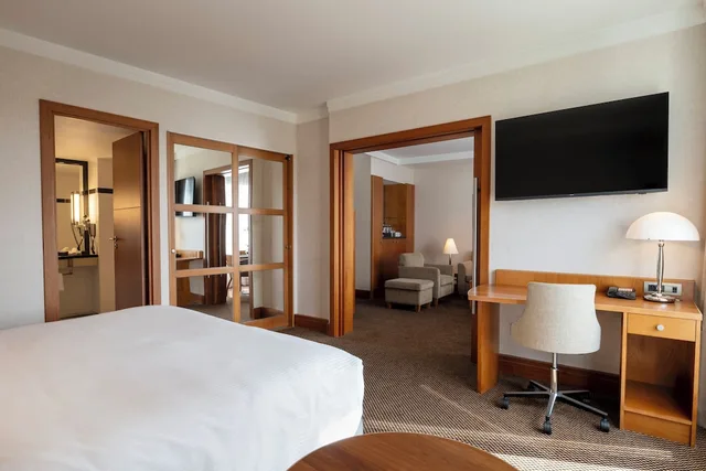 Senior, Suite, King Bed, Park View، Crowne Plaza Brussels Airport 4/8