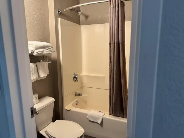 غرفة قياسية بسرير كينج، Motel6 Farmington Hills, MI - Northwest - Farmington Hills 7/7