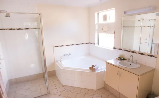 2 Bedrooms, Spa, Apartment, King Bed, 1 Queen and 1 Single Bed، KALBARRI EDGE RESORT 8/10