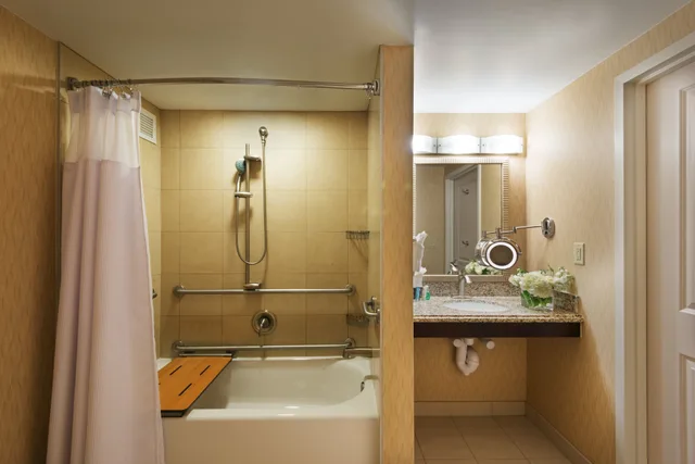 غرفة قياسية بسريرين مزدوجين لذوي الإعاقة، CROWNE PLAZA BOSTON - WOBURN 5/8