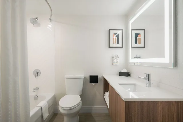 غرفة قياسية بسريرين كوين، Holiday Inn Hotel And Suites Winnipeg Downtown 4/6