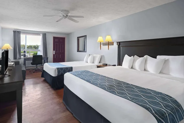 جناح عائلي بسريرين كوين بإطلالة على الجبل، Travelodge by Wyndham Grand Falls 1/2