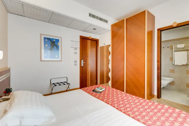 Room, Double or Twin Bed, Lateral Side Sea View، Hotel Europa 7/10
