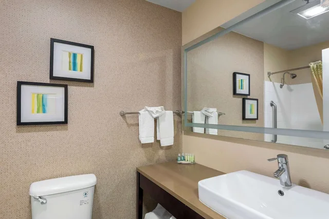 جناح بسرير كينج مع أريكة بحوض جاكوزي بحوض استحمام، Quality Inn & Suites Camarillo-Oxnard 5/6