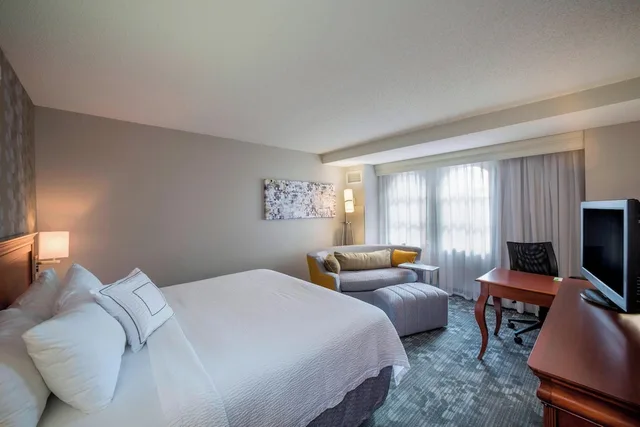 غرفة بسرير كينج مع أريكة، Courtyard by Marriott Norfolk Downtown 1/3