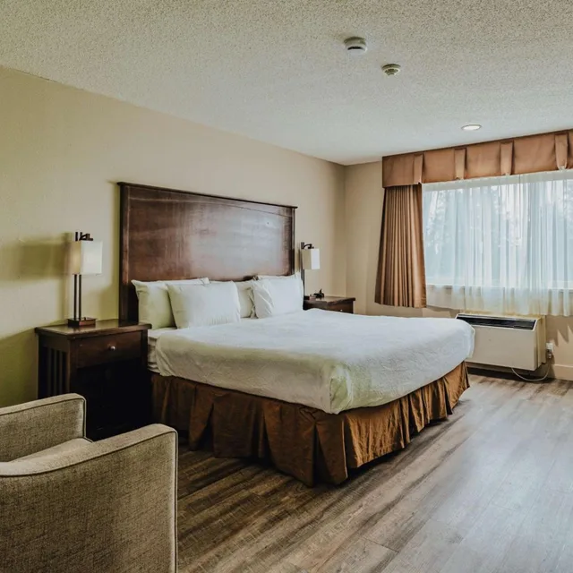 غرفة بسرير كينج بحوض استحمام لذوي الإعاقة، SureStay Plus by Best Western Coquitlam 3/7