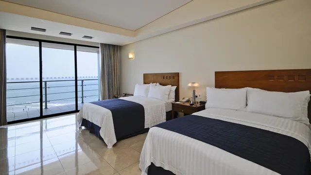 غرفة قياسية بسريرين مزدوجين بإطلالة على المسبح والبحر، Holiday Inn Veracruz Boca del Rio 3/8