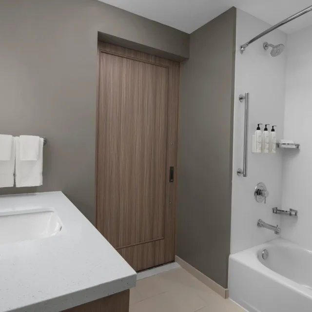 جناح بسريرين كوين مع سرير سحّاب إضافي مع أريكة، SpringHill Suites by Marriott Myrtle Beach Oceanfront 2/2