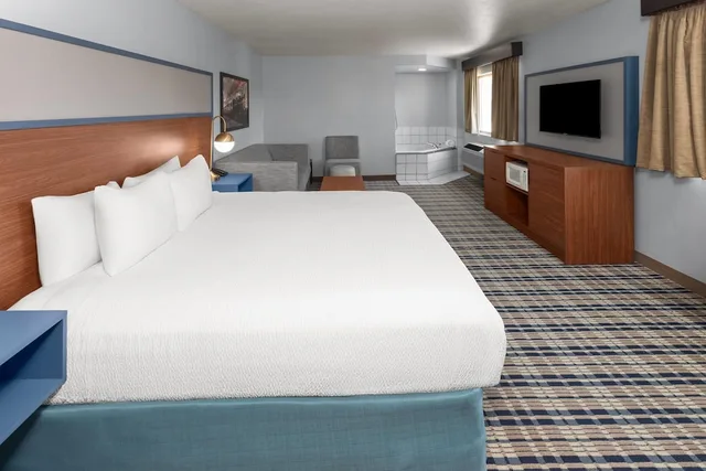 جناح ديلوكس بسرير كينج بغرفة نوم واحدة، AmericInn by Wyndham Green Bay West 4/7