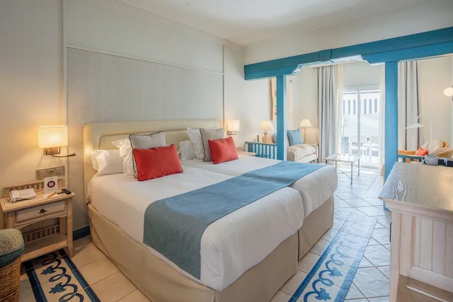 غرفة بسرير مزدوج بإطلالة جزئية على البحر، Hotel LIVVO Volcan Lanzarote 1/8